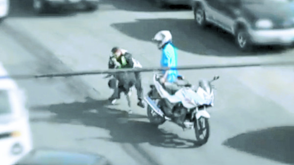 Indignación por asesinato de policía registrado en video