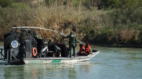 Dramáticas imágenes: Patrulla Fronteriza rescata a niño hondureño del río Bravo