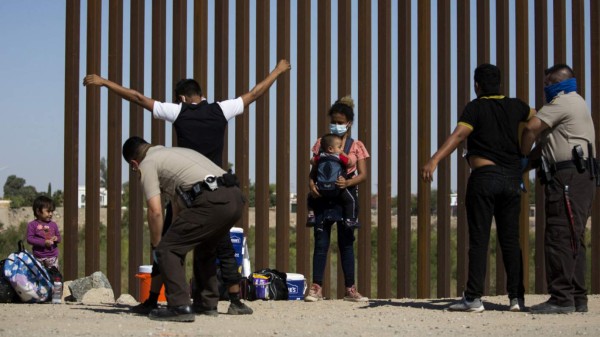 Advierten a migrantes por temperaturas extremas en sur de EEUU