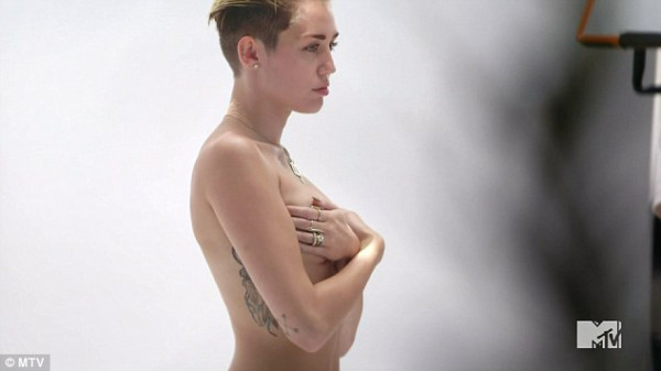 Miley Cyrus revela nuevas imágenes provocativas