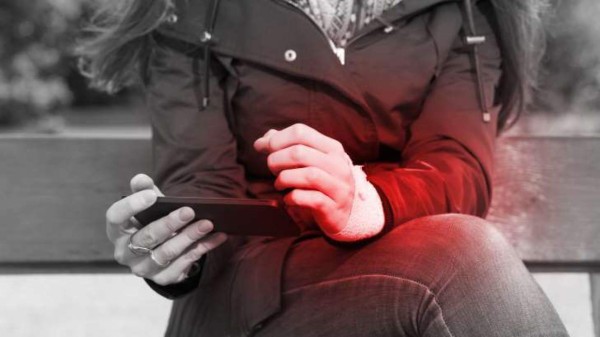 La inesperada enfermedad provocada por los celulares alarma a los médicos