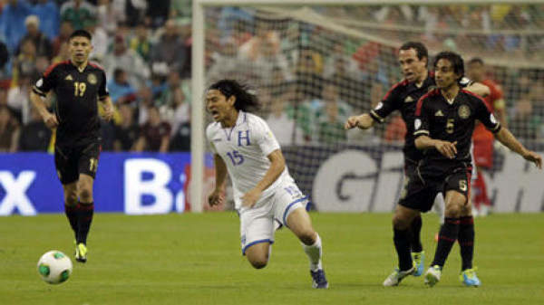 Los jugadores de Honduras analizan el Aztecazo