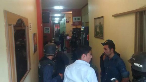 Inspeccionan hotel en busca de reo que fue raptado