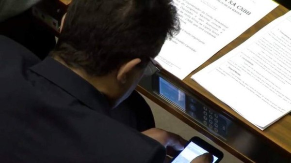 Captan a diputado viendo video obsceno en el Congreso