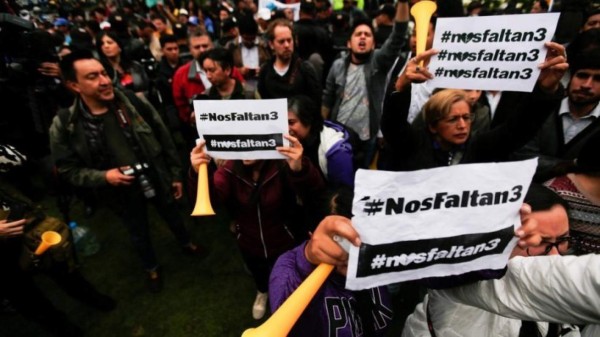 La SIP interrumpe su reunión para aplaudir de pie a periodistas ecuatorianos