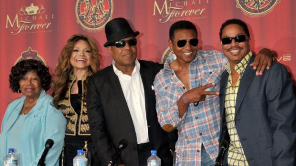 Continúa guerra entre AEG y los Jackson