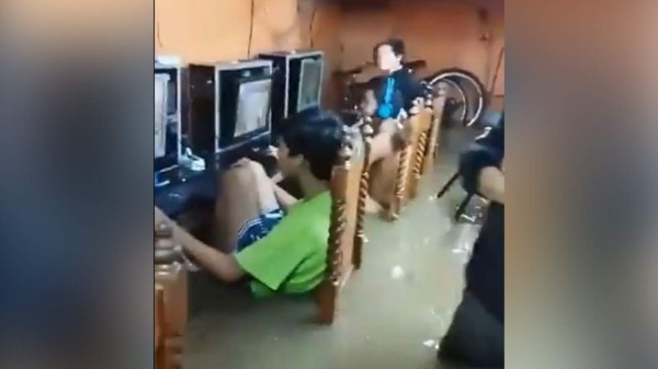 VIDEO: Gamers en Filipinas prefieren tener 'el agua hasta el cuello' antes que parar videojuego   