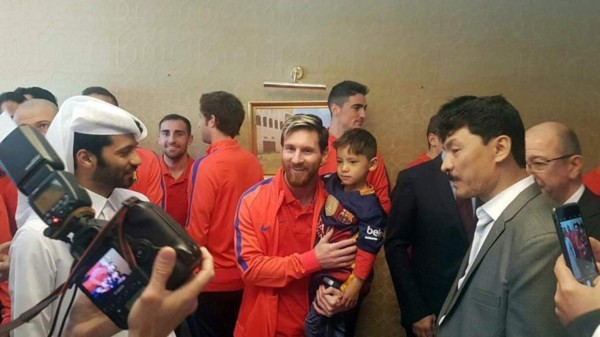 Niño afgano cumple el sueño de conocer a Messi