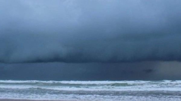 Captan la ola más gigante en la historia