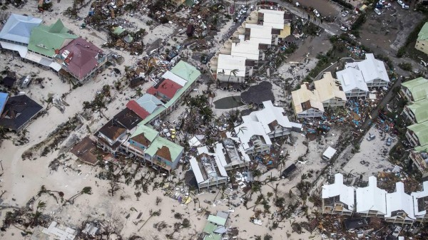 HUR04 PHILIPSBURG (ANTILLAS NEERLANDESAS) 07/09/2017.- Fotografía facilitada por el Departamento de Defensa de Holanda que muestra una vista aérea de los daños causados por el huracán Irma a su paso por Philipsburg, en la isla de San Martin, ayer 6 de septiembre de 2017. Al menos ocho personas murieron y una veintena resultaron heridas en la parte francesa de la isla de San Martín a causa del huracán Irma, según dijo el teniente coronel Vincent Boichard, uno de los responsables de la protección civil, en declaraciones hoy al canal 'BFMTV'. El poderoso huracán Irma dejó hoy atrás Puerto Rico y amenaza ahora al noreste de la República Dominicana con vientos de hasta 180 millas por hora que lo mantienen en categoría 5, la máxima, informó el Centro Nacional de Huracanes (NHC). EFE/Gerben Van Es/Fotografía cedida por el Ministerio de Defensa Holandés SOLO USO EDITORIAL, PROHIBIDA SU VENTA