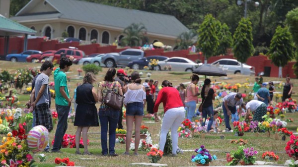 Con pasteles y flores agasajaron a las madres hondureñas