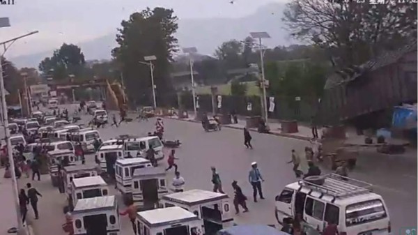 Video muestra como edificios caen sobre personas durante el terremoto