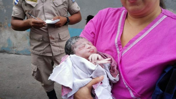 Hondureña da a luz en ambulancia en Tegucigalpa