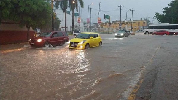 Lorena vuelve a ser huracán cerca de península de Baja California de México