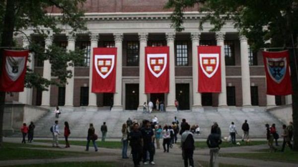 Trump califica de 'ridícula' la decisión de Harvard de dictar sus cursos en línea