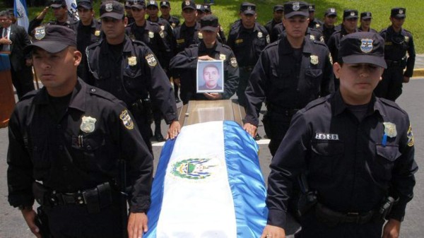El Salvador busca endurecer pena por asesinato de policías