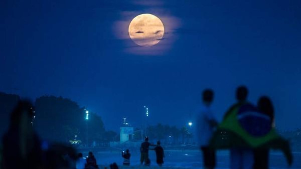 Fotos: la superluna encanta a los amantes de la astronomía