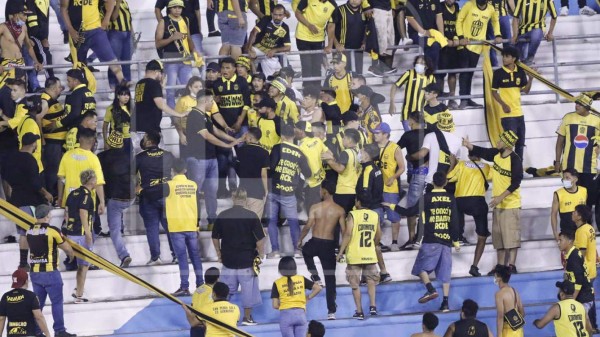 Increíble: Integrantes de la barra del Real España se fueron a los golpes