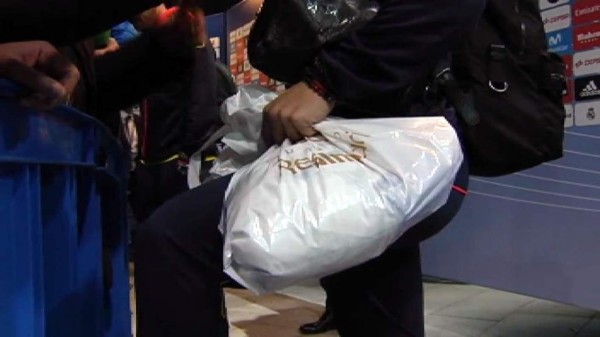 Ex futbolista del Barcelona salió del Bernabéu con una bolsa del Real Madrid