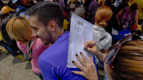 Revisan firmas por referendo revocatorio