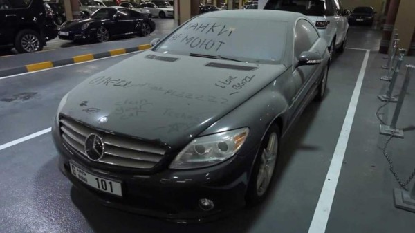 Aparecen en Dubai miles de autos de lujo abandonados