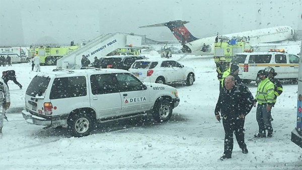 Susto en Nueva York: avión se despista por tormenta de nieve