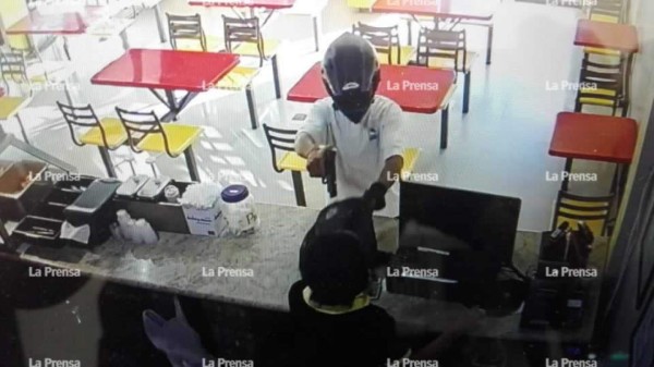 Cámara capta el momento en el que un hombre asalta un negocio en Roatán