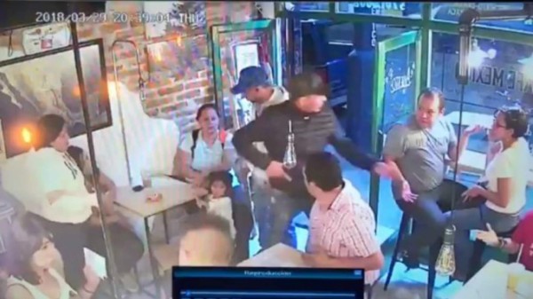 Video: En un minuto delincuentes asaltan cafetería