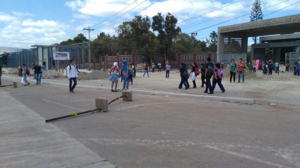 Bloqueado el paso a vehículos frente a la Unah