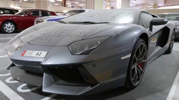 Aparecen en Dubai miles de autos de lujo abandonados