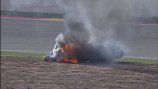 Piloto salta de su vehículo al incendiarse en plena carrera