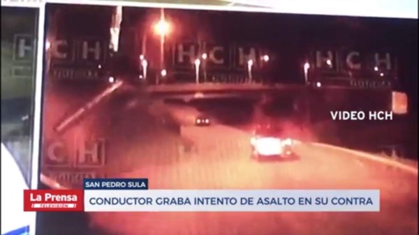 Conductor graba en video cuando delincuentes lo interceptan y le apuntan con arma