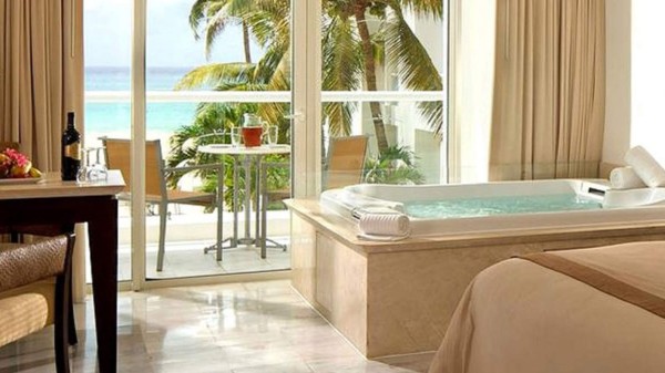 Pareja muere en jacuzzi dos días antes de la boda de su hija