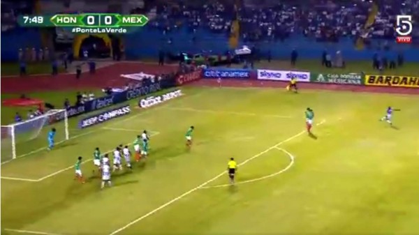 VIDEO: El tapadón de 'Memo' Ochoa a tiro libre de Maynor Figueroa