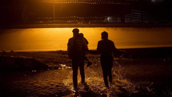Hondureño paga 7,000 dólares a traficante para cruzar con su hija a Estados Unidos y es expulsado a México