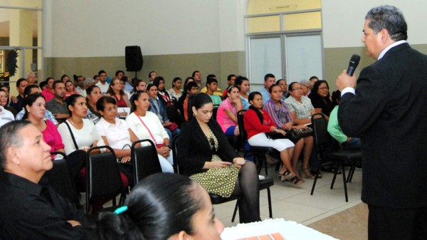 Capacitan a microempresarios sobre técnicas para tener éxito en sus ventas