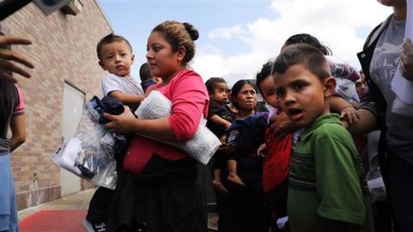 Celebran Navidad en Miami a niños separados de padres migrantes