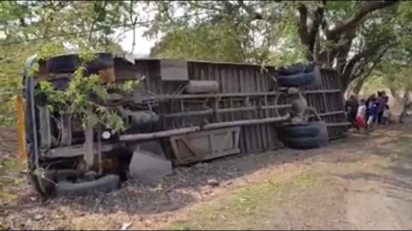 Ocho personas heridas deja volcamiento de bus en San Lorenzo,Valle