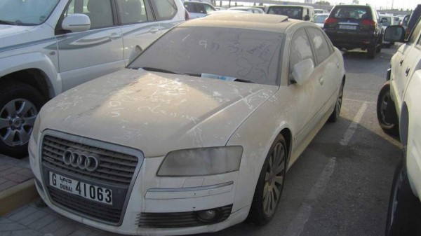 Aparecen en Dubai miles de autos de lujo abandonados