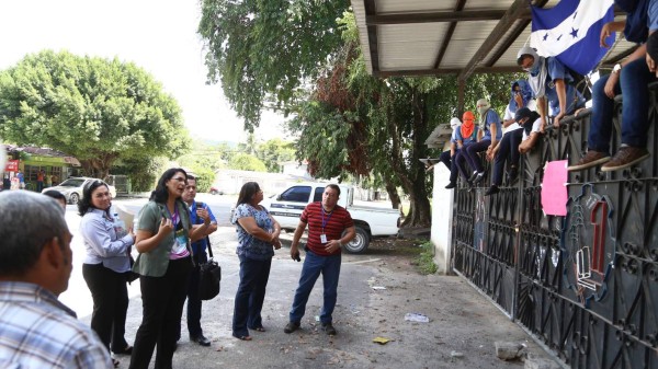 Trasladarán al director del Primero de Mayo mientras investigan las denuncias