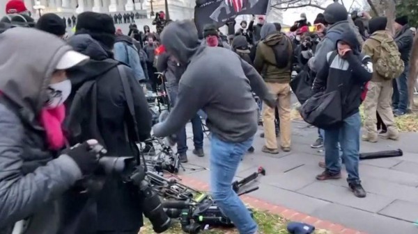 La SIP pide castigo para agresores de periodistas en asalto al Capitolio