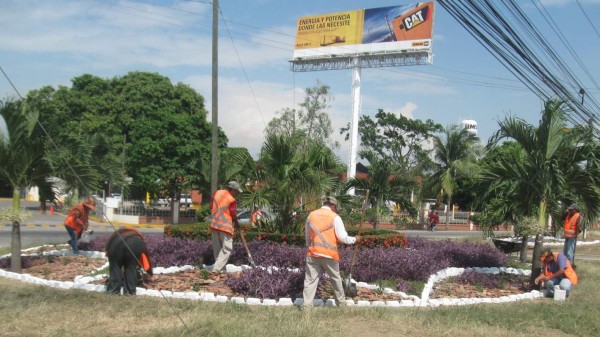 Trabajan en redecorar las fuentes y redondeles de los bulevares sampedranos