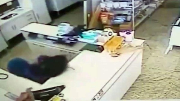 Video: hombre entra al trabajo de su exnovia y la mata