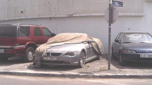 Aparecen en Dubai miles de autos de lujo abandonados