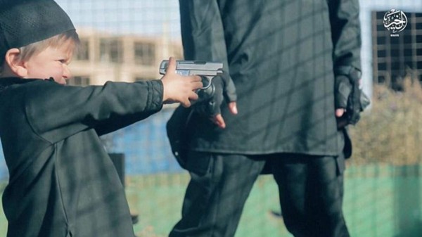 El Estado Islámico exhibe a niño asesinando a un hombre