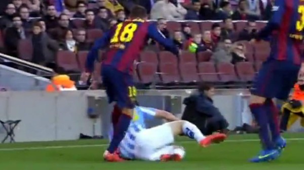 Video: Jordi Alba agarró a patadas a jugador del Málaga cuando estaba en el suelo