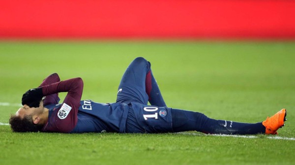 Pánico en PSG: Neymar se marcha llorando y lesionado en el clásico francés