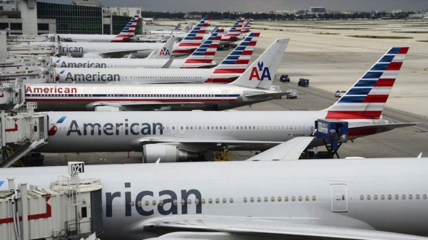 Hallan un feto en baño de avión de American Airlines en Nueva York
