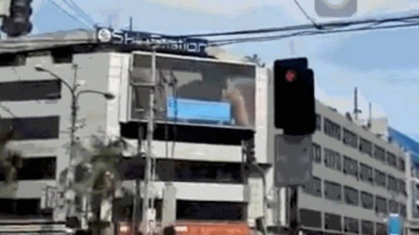 Polémica por video X en una pantalla pública