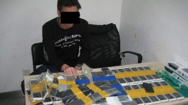 Un joven intentó cruzar la frontera con 94 iPhones pegados a su cuerpo